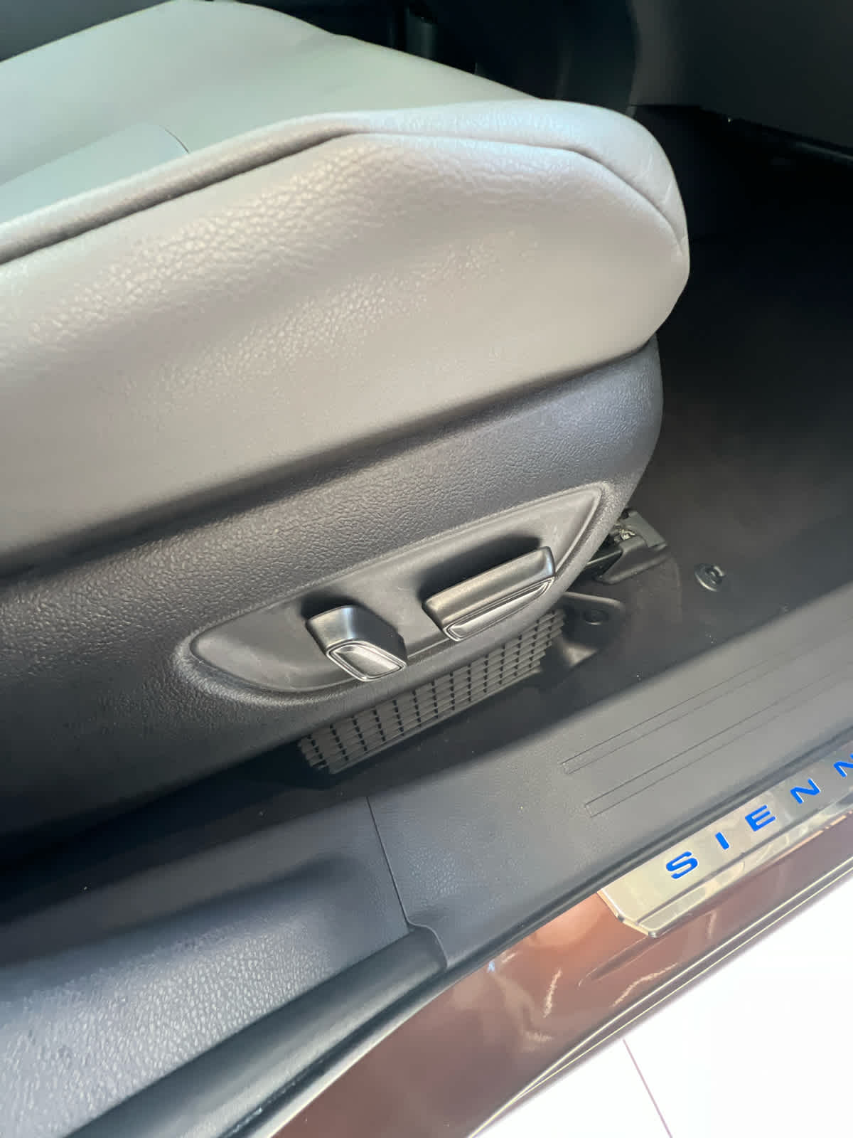 2022 Toyota Sienna XLE FWD 7-Passenger